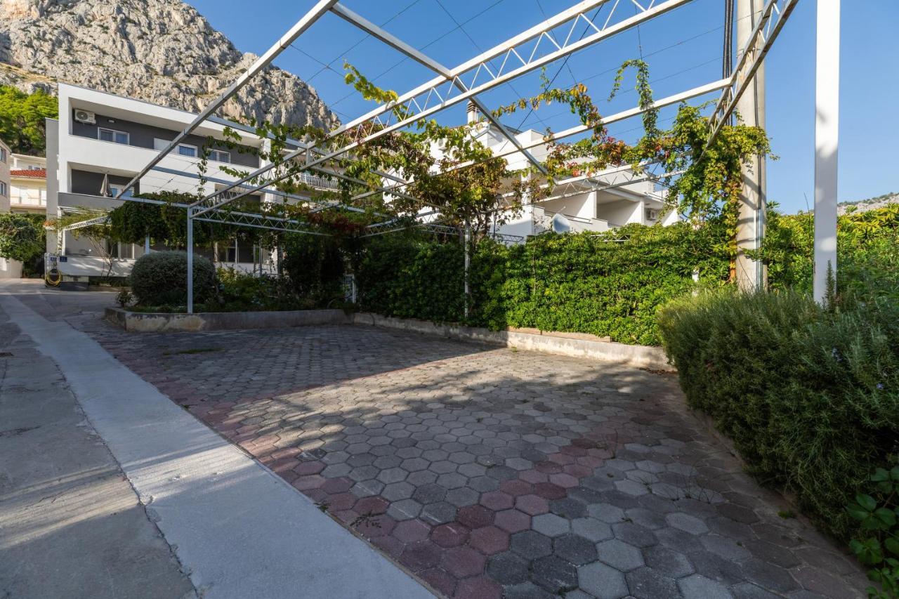 Apartments With A Parking Space Omis - 2745 Eksteriør billede