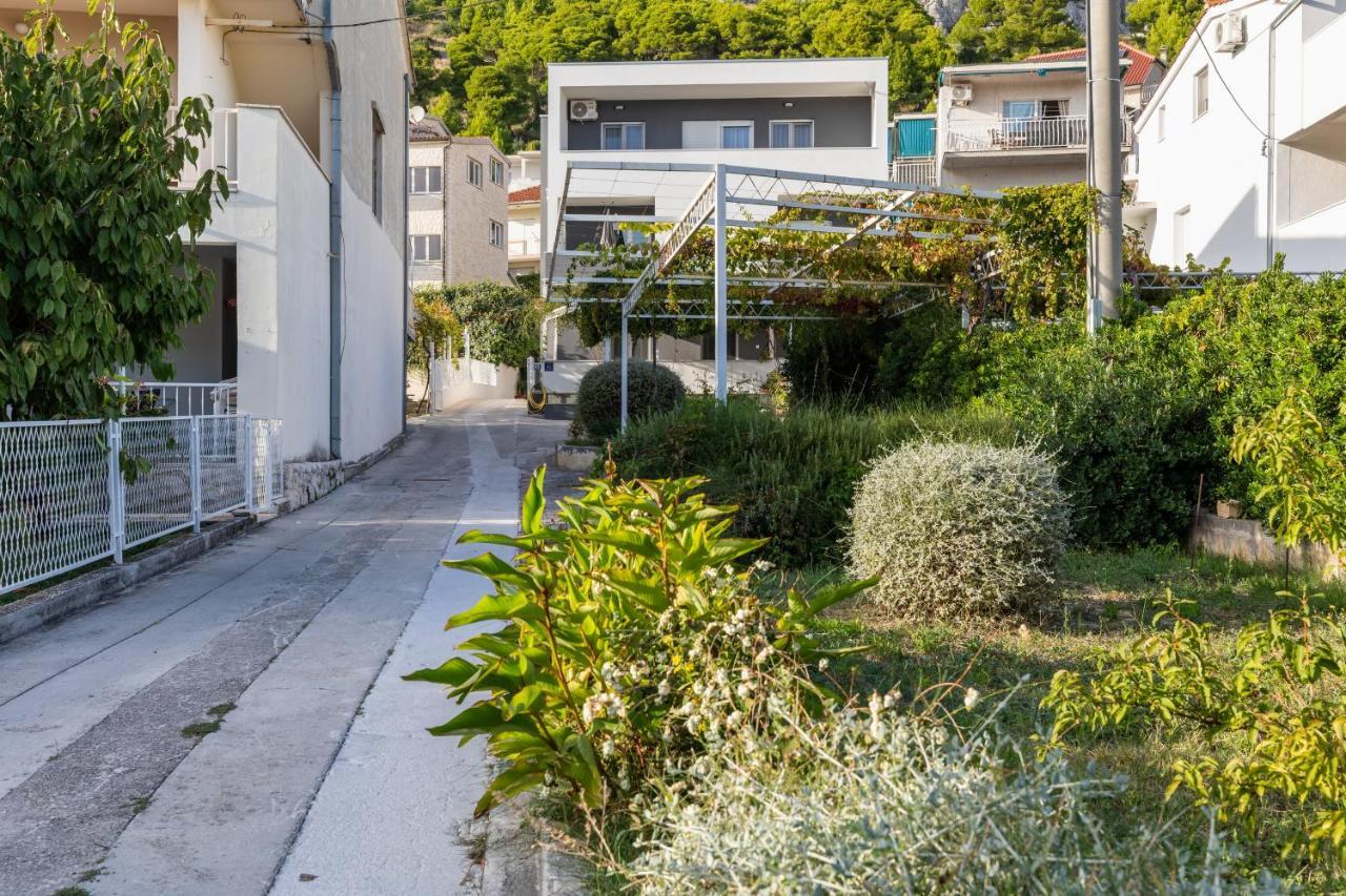 Apartments With A Parking Space Omis - 2745 Eksteriør billede