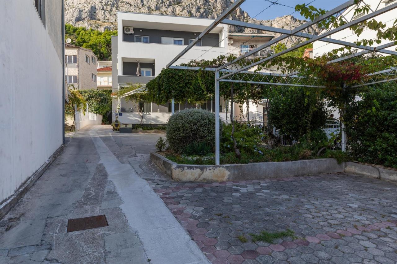Apartments With A Parking Space Omis - 2745 Eksteriør billede